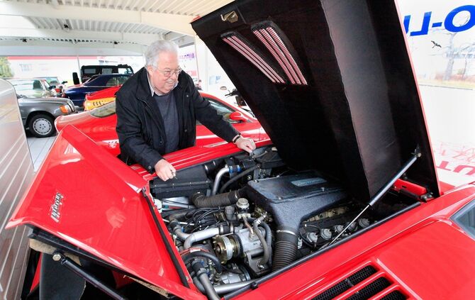 KOL 1201K Geschaeftsuebergabe der Firma Auto-Lutz von Peter Lutz an Markus Lutz, Peter Lutz in der Auto-Sammlung an seinem Lambo