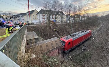 PKW schanzt auf Bahngleis: Güterzug erfasst PkW