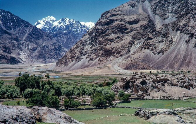 Blick_von_der_Festung_Sharan__aufgenommen_1963_waehrend_der_Stuttgarter_Badakhshan-Expedition._Fotoarchiv_Linden-Museum_Stuttgart__Foto_Hermann_Schlenker_1500px
