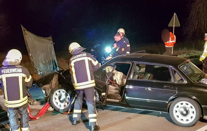 Mehrere Personen bei Frontalzusammenstoß verletzt - Bild 09_0
