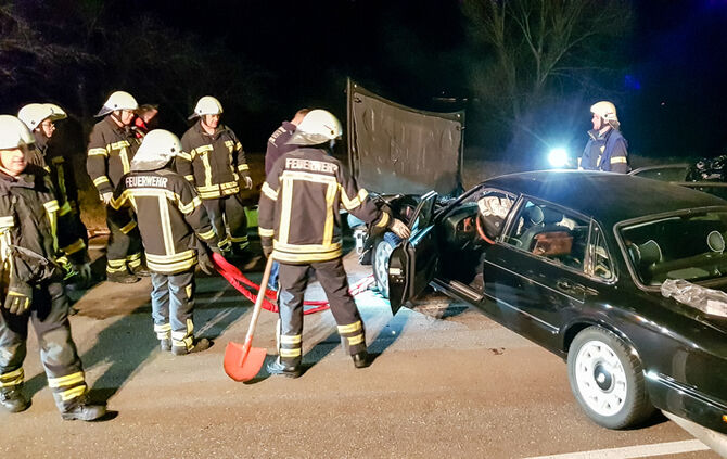 Mehrere Personen bei Frontalzusammenstoß verletzt - Bild 10_6