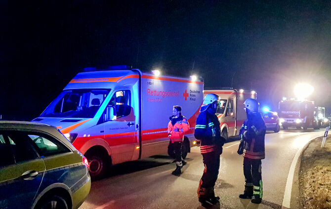 Mehrere Personen bei Frontalzusammenstoß verletzt - Bild 06_9