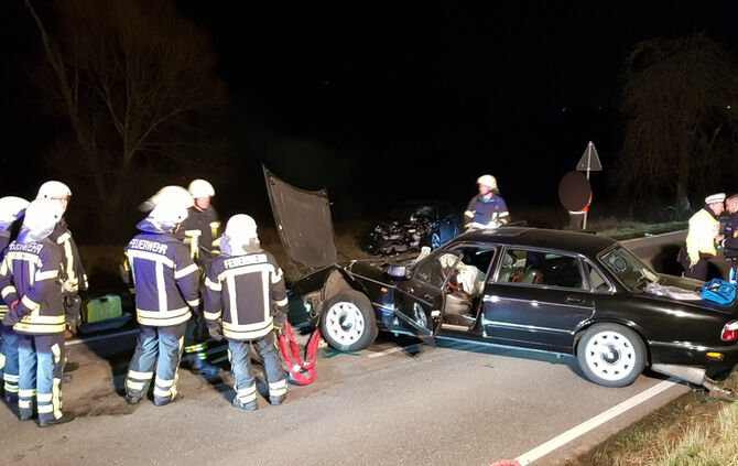 Mehrere Personen bei Frontalzusammenstoß verletzt - Bild 05_10