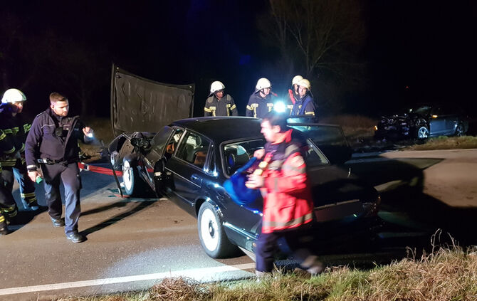Mehrere Personen bei Frontalzusammenstoß verletzt - Bild 03_12