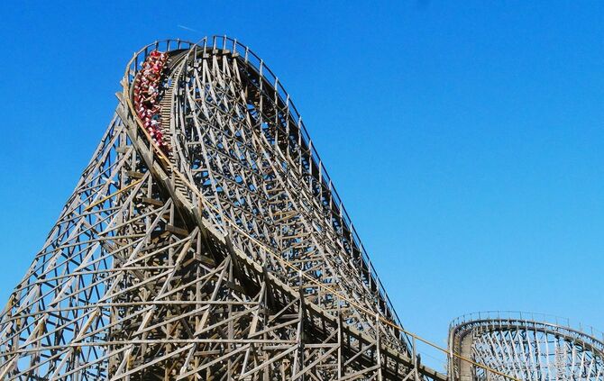 Achterbahn Holzachterbahn Freizeitpark Vergnügungspark Symbol Symbolbild Symbolfoto