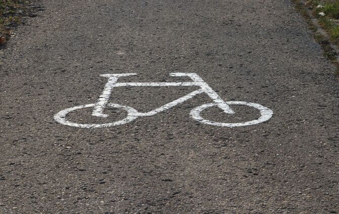 Radweg Radfahrer Symbolfoto