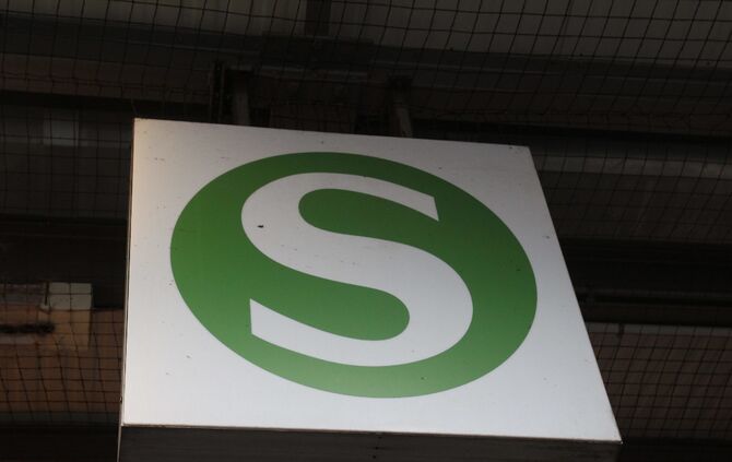 sbahn s bahn S-Bahn schild logo symbol symbolbild symbolfoto