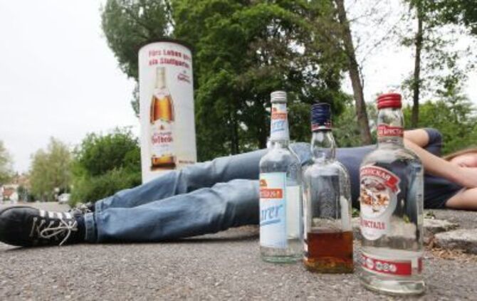 Kinder Jugendliche Saufen Alkohol Trinken Komasaufen Umtrunk Misbrauch
