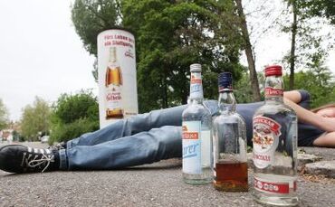 Kinder Jugendliche Saufen Alkohol Trinken Komasaufen Umtrunk Misbrauch