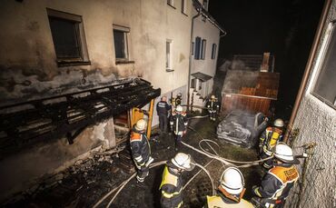 Brand in Weinstadt zerstÃ¶rt Mercedes und Wohnhausanbau: Geparktes_0