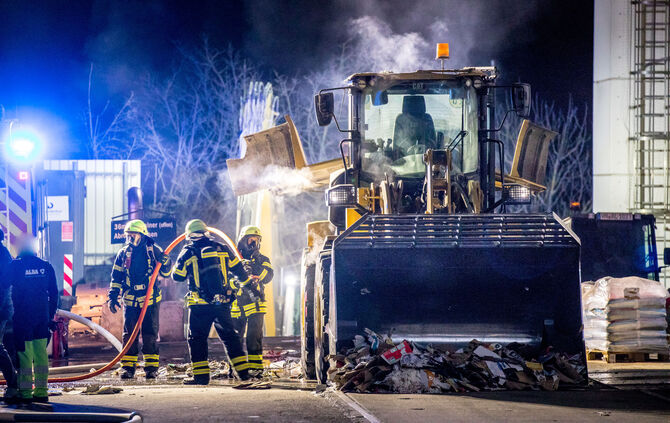 Radlader fängt Feuer, ALBA, Im Schänzle, Waiblingen, 12.02.2024.