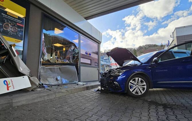 PKW rast in Tankstellengebäude - Fahrer verletzt