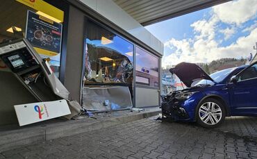 PKW rast in Tankstellengebäude - Fahrer verletzt