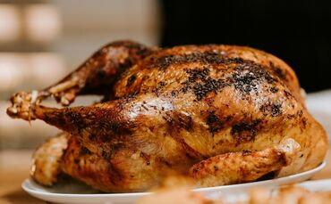 Göckele Brathähnchen Symbolbild Huhn
