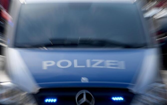 Ein Polizeiwagen mit eingeschaltetem Blaulicht