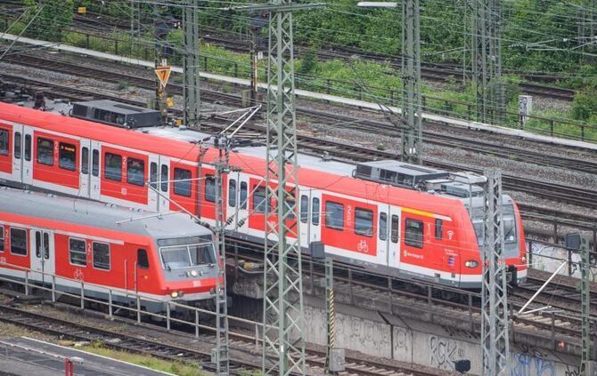 Ein Nahverkehrszug der DB Regio sowie eine S-Bahn.