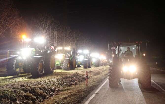 Kopie von Bauernprotest bauernproteste landwirte demo traktor symbol symbolbild symbolfoto