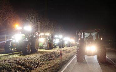 Kopie von Bauernprotest bauernproteste landwirte demo traktor symbol symbolbild symbolfoto