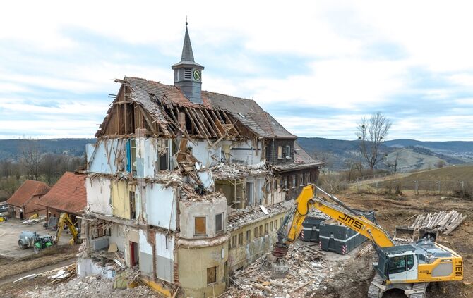 Luftbild: Abbrucharbeiten Jugendheim Schönbühl, Weinstadt, 06.02.2024.