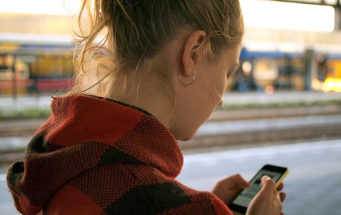 Frau Jugendliche Handy