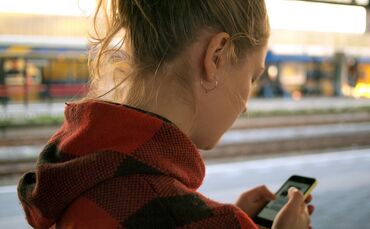Frau Jugendliche Handy