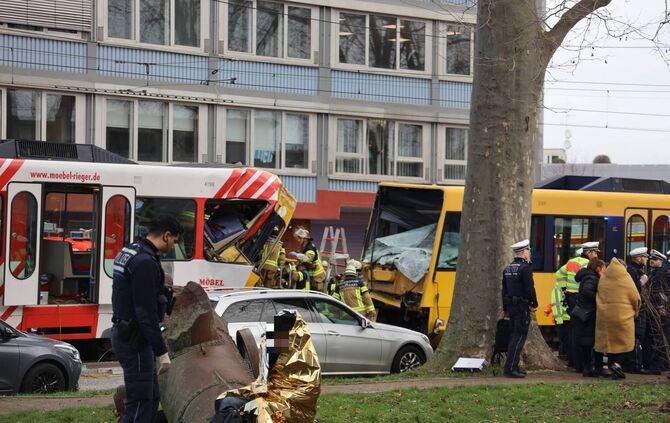 Schwerer Verkehrsunfall zwischen zwei Stadtbahnen