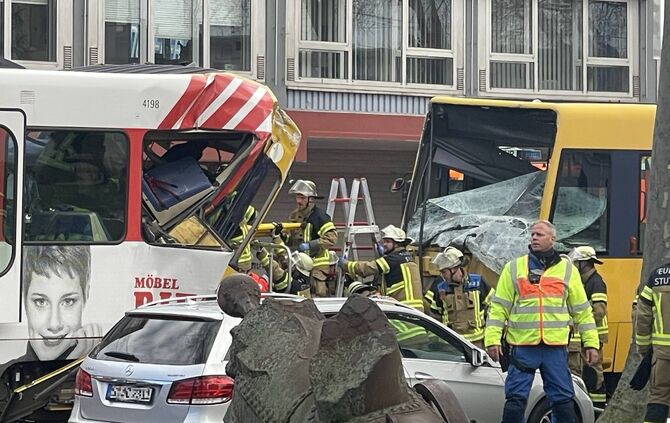 Schwerer Verkehrsunfall zwischen zwei Stadtbahnen