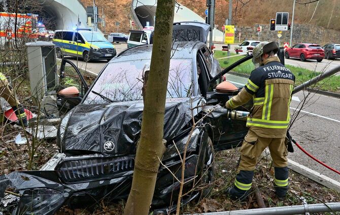 Schwerer Verkehrsunfall am Heslacher Tunnel - Skoda zerstört diverse verkehrstechnische Einrichtungen, darunter Teile der Brandm