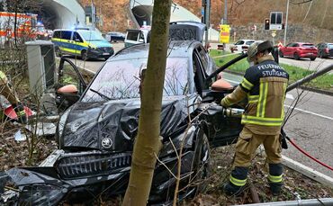 Schwerer Verkehrsunfall am Heslacher Tunnel - Skoda zerstört diverse verkehrstechnische Einrichtungen, darunter Teile der Brandm