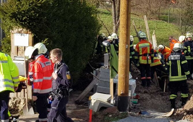 Arbeiter in Winnenden-Hanweiler in Graben verschüttet, Arbeiter, Bauarbeiter, Graben, Erde, verschüttet, 13.3.2020, Rieslingstraße_0