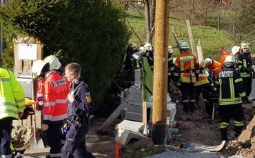 Arbeiter in Winnenden-Hanweiler in Graben verschüttet, Arbeiter, Bauarbeiter, Graben, Erde, verschüttet, 13.3.2020, Rieslingstraße_0