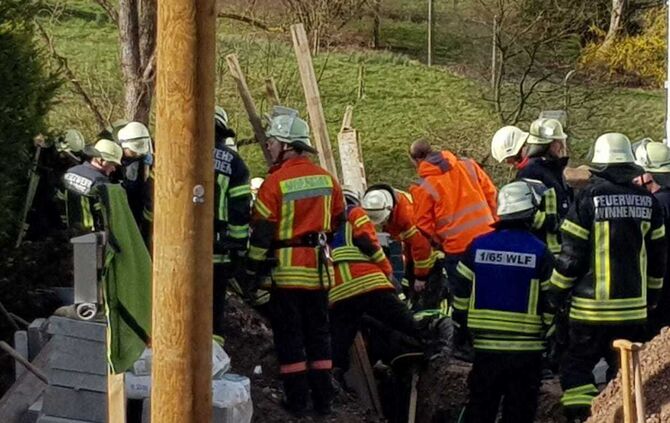 Arbeiter in Winnenden-Hanweiler in Graben verschüttet, Arbeiter, Bauarbeiter, Graben, Erde, verschüttet, 13.3.2020, Rieslingstraße_1