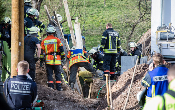 Arbeiter in Graben verschüttet, Rieslingstr., Winnenden-Hanweiler, 13.03.2020.