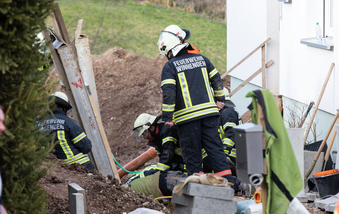Arbeiter in Graben verschüttet, Rieslingstr., Winnenden-Hanweiler, 13.03.2020.