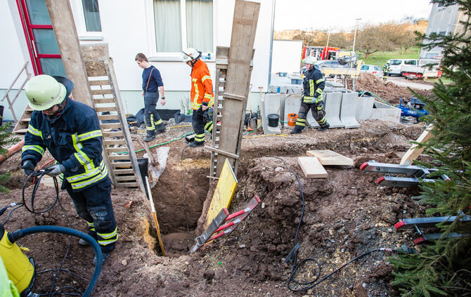 Arbeiter in Graben verschüttet, Rieslingstr., Winnenden-Hanweiler, 13.03.2020.