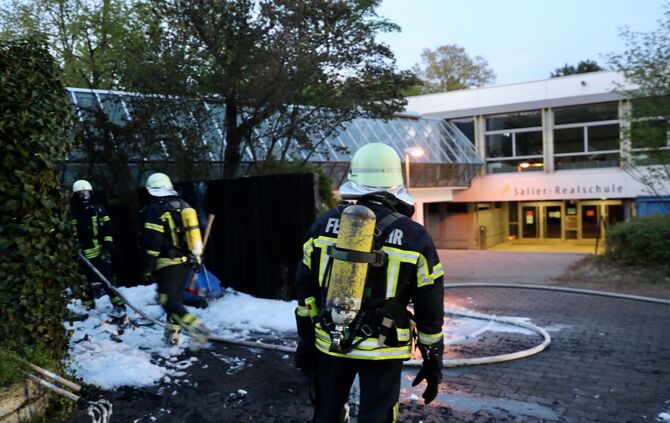 Papiercontainer brennt beim Salier-Schulzentrum_1