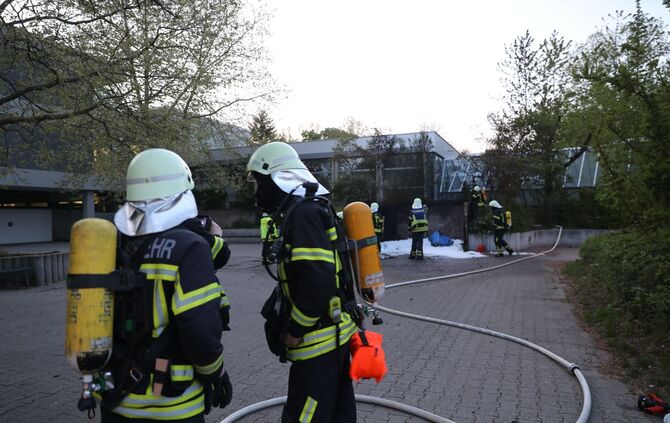 Papiercontainer brennt beim Salier-Schulzentrum_6