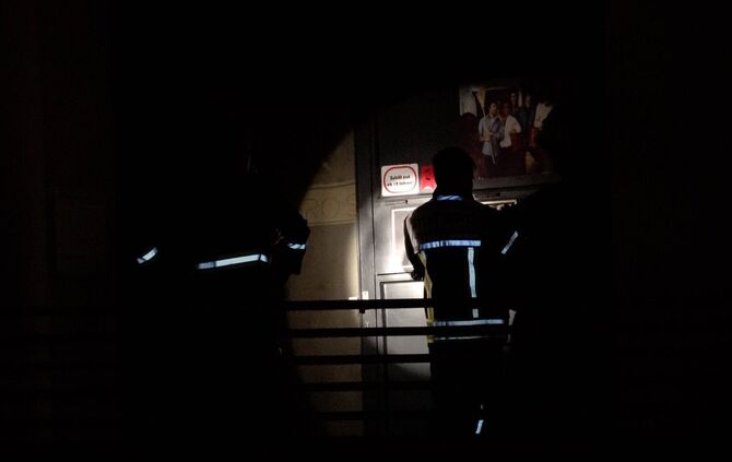 CORONAGEFAHR! Beamte bespuckt, Festnahme, GroÃeinsatz in Shisha-Bar:_1