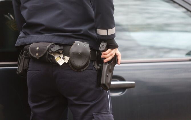 Pistole polizei einsatz Polizist Polizistin Symbol Symbolfoto Symbolbild