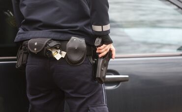 Pistole polizei einsatz Polizist Polizistin Symbol Symbolfoto Symbolbild