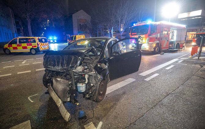 Rettungswagen crash bei Einsatzfahrt im Kreuzungsbereich - Rettungswagen umgekippt - Großeinsatz in Stuttgart