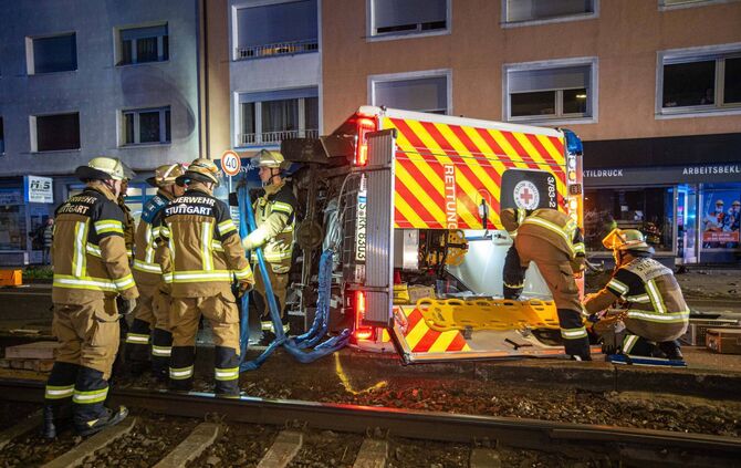 Rettungswagen crash bei Einsatzfahrt im Kreuzungsbereich - Rettungswagen umgekippt - Großeinsatz in Stuttgart