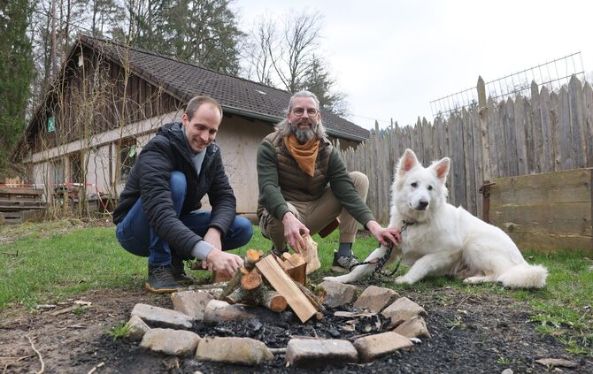 Väter am Feuer