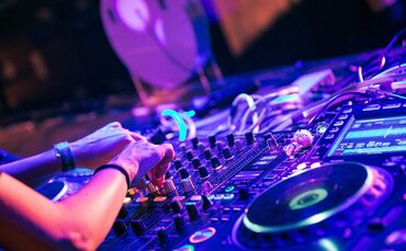 Vier Künstler sorgen auf dem Schlossplatz für einen stimmungsvollen Auftakt.