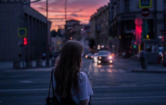 Symbolfoto Nachtboje Nacht Straße Alleine