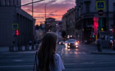 Symbolfoto Nachtboje Nacht Straße Alleine