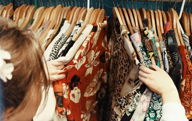 Kleider Kleidung Markt Kleiderständer Symbolfoto