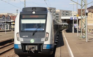 Kopie von S-Bahn zug bahn s2 s3 symbol symbolfoto symbolbild
