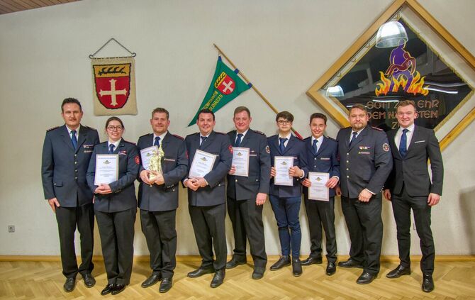 Gruppenbild von der Hauptversammlung der Freiwilligen Feuerwehr Plüderhausen 2024