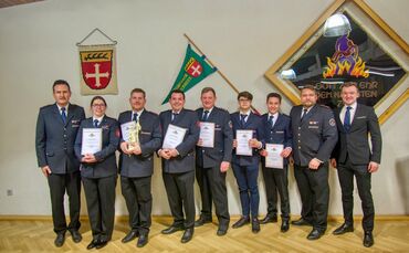 Gruppenbild von der Hauptversammlung der Freiwilligen Feuerwehr Plüderhausen 2024